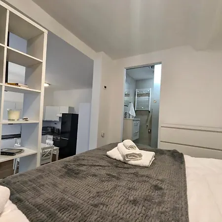 Fantabulous Downtown Abode W King Bed, 65