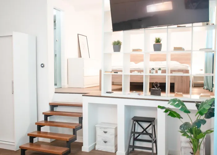 Fantabulous Downtown Abode W King Bed, 65\