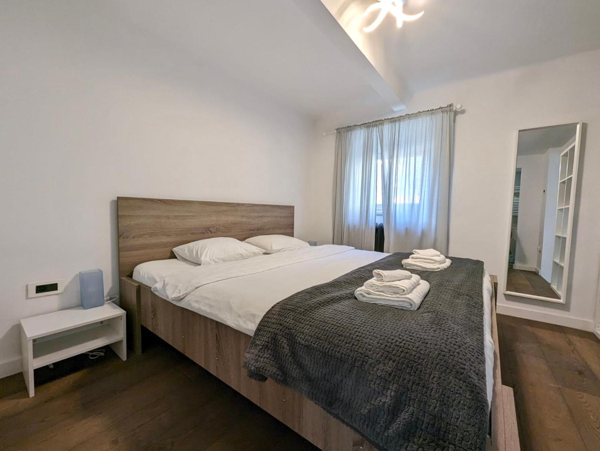 Fantabulous Downtown Abode W King Bed, 65