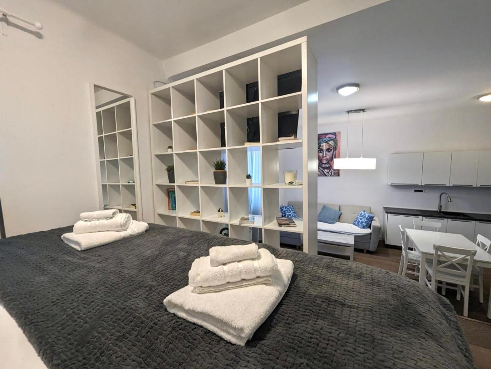 Fantabulous Downtown Abode W King Bed, 65
