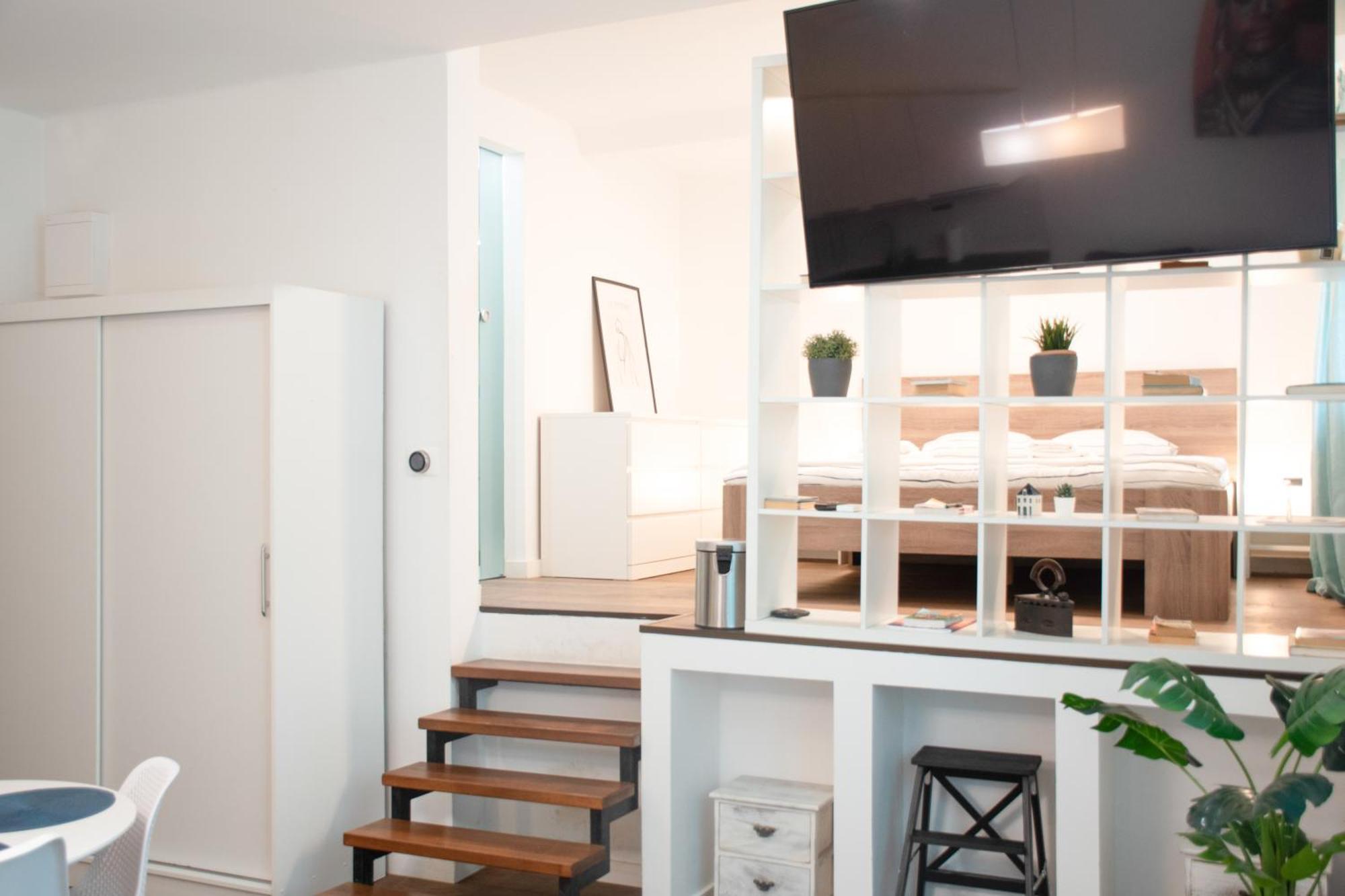 Fantabulous Downtown Abode W King Bed, 65
